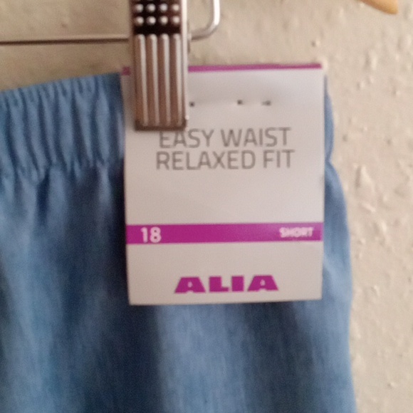 Nwt Relaxed Fit High Waist Denim Shorts - Picture 3 of 5